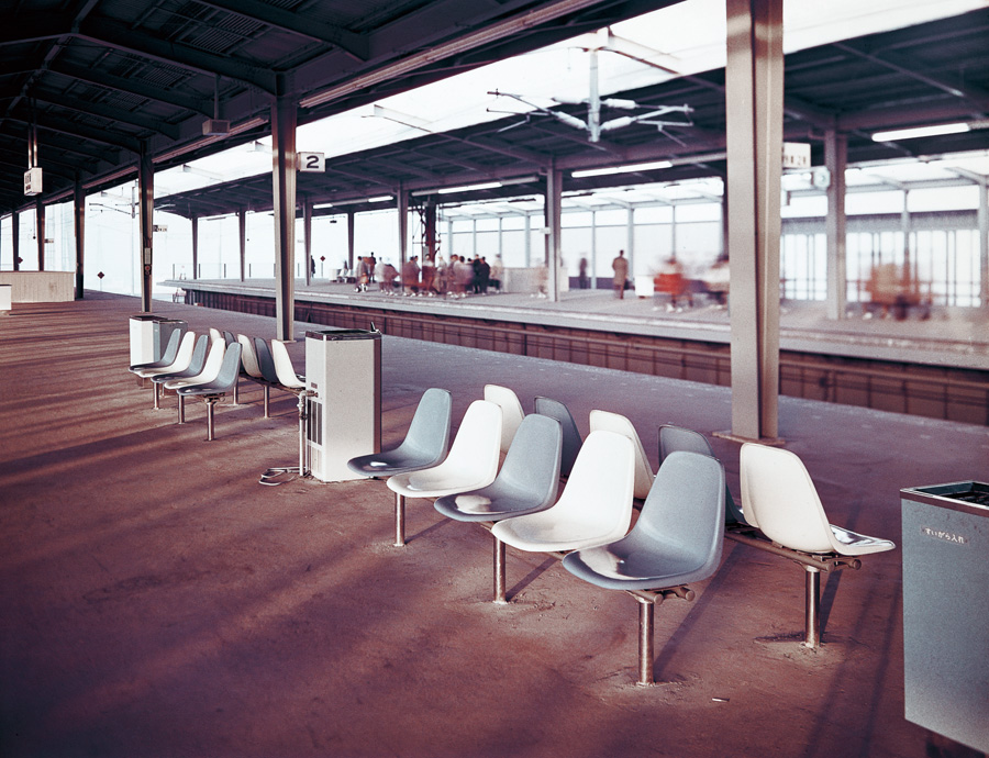 東海道新幹線新大阪駅のホームに設置されたシェルチェア