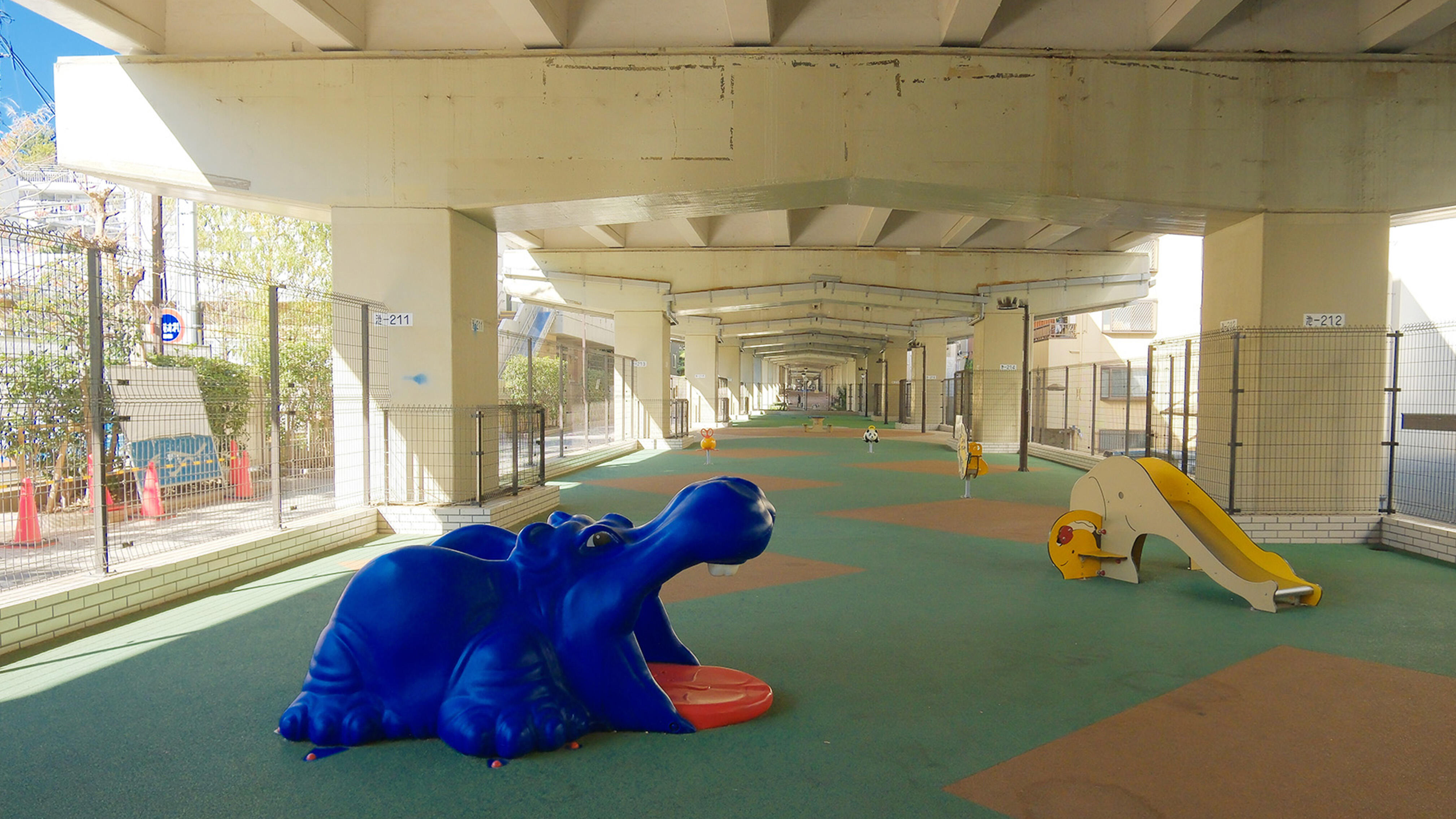 文京区立 音羽児童遊園 乳幼児用遊具の集まったエリア